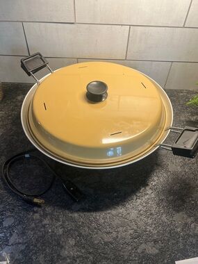 Vintage 12” Mirro Harvest Gold Pizza Baker w Lid. MCM. Tested & heats quickly